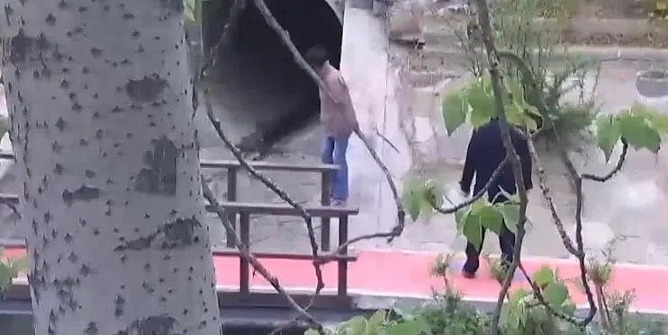 男子不戴口罩被劝说后“受刺激”，直接掏出50厘米砍刀，北京警察再次出手，网友惊呆了（视频/组图） - 5