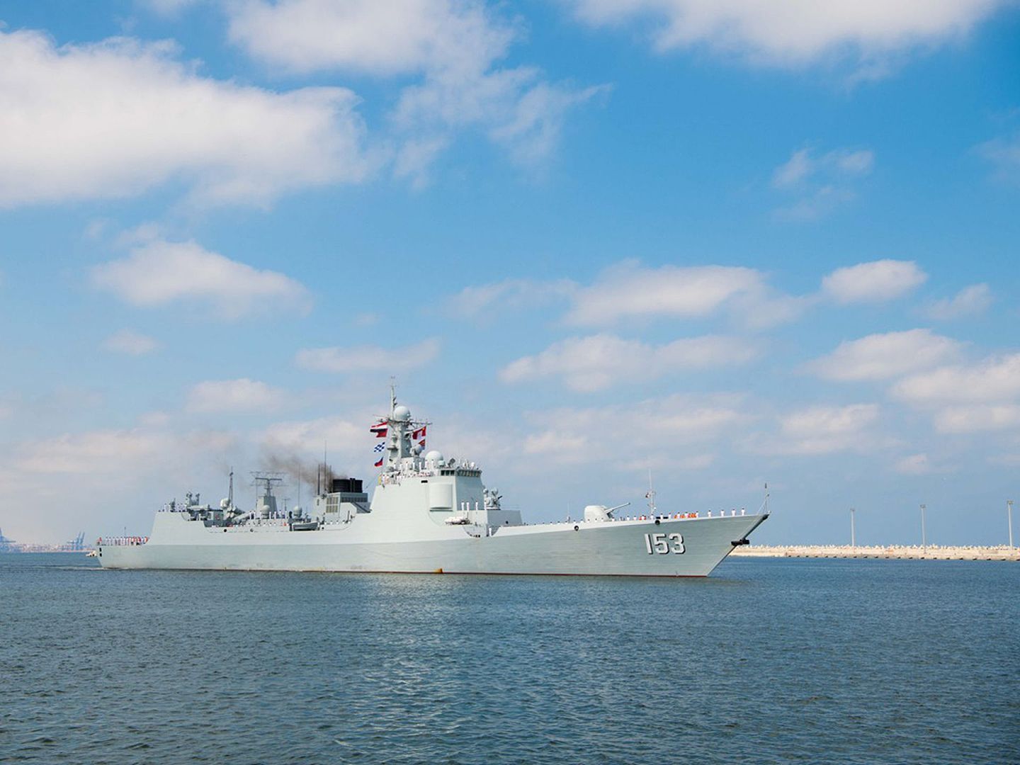 2019年8月16日，中国海军第32批护航编队西安舰抵达埃及亚历山大港，开启为期4天的技术停靠补给。随后将前往索马里海域进行护送商船任务。（新华社）
