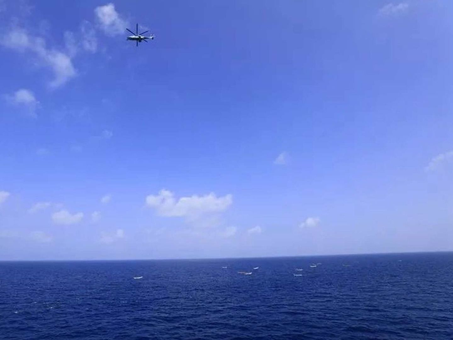 2018年12月9日，中国海军第31批护航编队在亚丁湾、索马里海域执行护航任务，遭遇海盗袭扰。（南海舰队微信公众号）