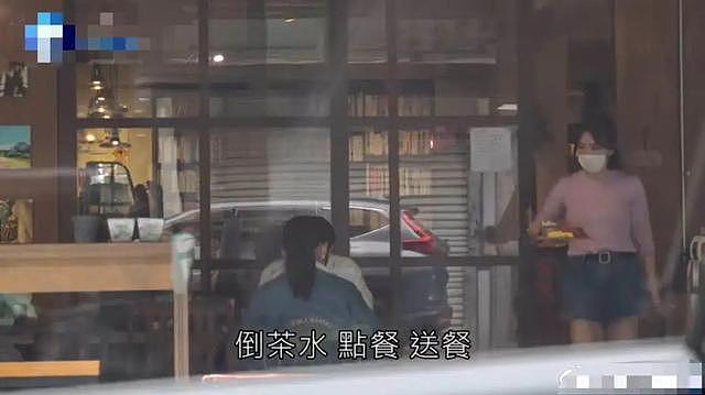 台“车内发浪”女主沦落当服务员，被老东家弃用，穷到差点卖房