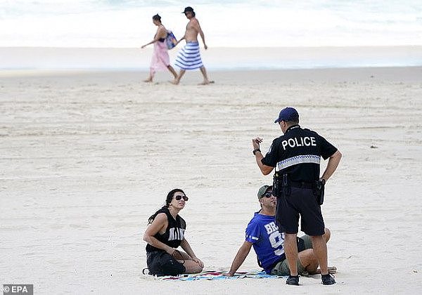 26848030-8194393-Sunbathers_are_told_to_leave_the_Surfers_Paradise_beach_by_polic-a-9_1586232011697 - 副本.jpg,0