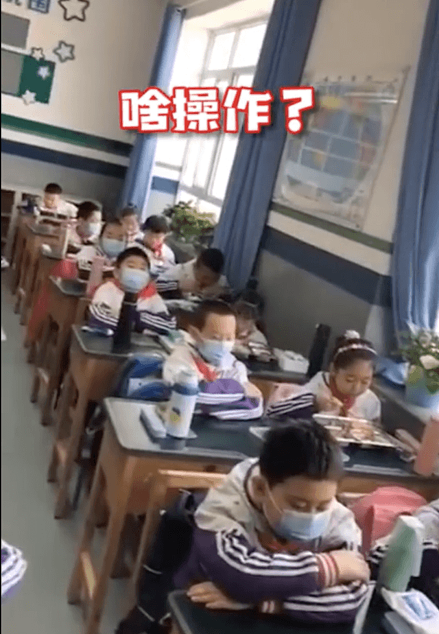 这段小学生错峰吃饭视频火了，网友：这画面太残忍（视频/组图） - 1