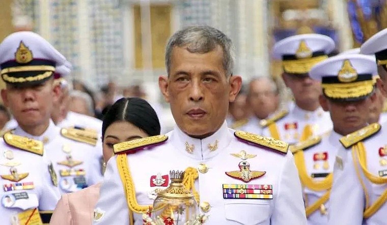 泰国王携20“妃”赴海外逃疫，后宫狗血远不止空姐、护士争宠内斗（组图） - 1