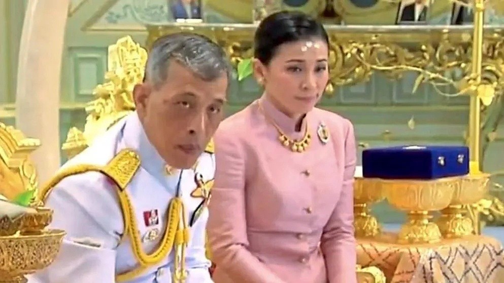 泰国王携20“妃”赴海外逃疫，后宫狗血远不止空姐、护士争宠内斗（组图） - 3