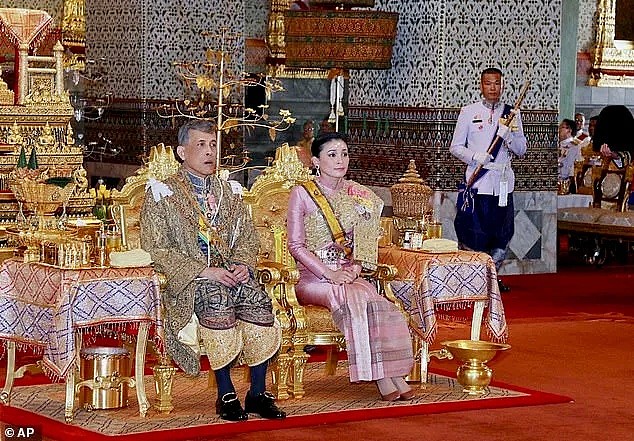 泰国王携20“妃”赴海外逃疫，后宫狗血远不止空姐、护士争宠内斗（组图） - 7