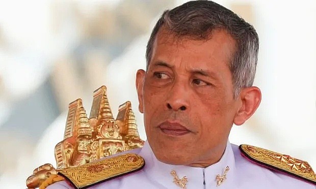 泰国王携20“妃”赴海外逃疫，后宫狗血远不止空姐、护士争宠内斗（组图） - 9
