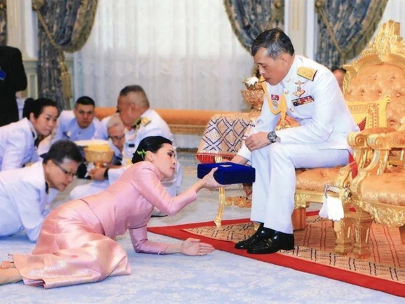 泰国王携20“妃”赴海外逃疫，后宫狗血远不止空姐、护士争宠内斗（组图） - 10