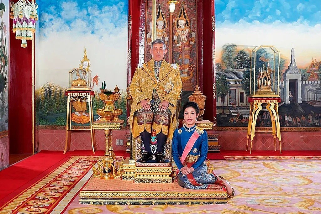 泰国王携20“妃”赴海外逃疫，后宫狗血远不止空姐、护士争宠内斗（组图） - 19