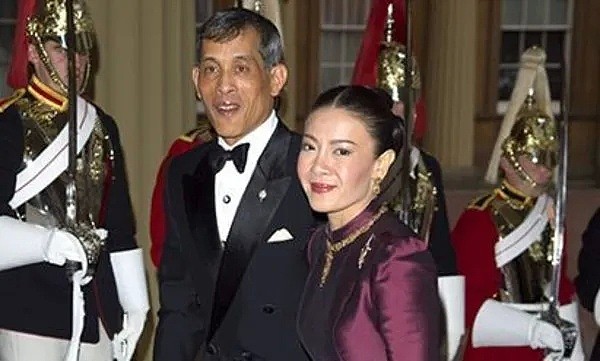 泰国王携20“妃”赴海外逃疫，后宫狗血远不止空姐、护士争宠内斗（组图） - 27