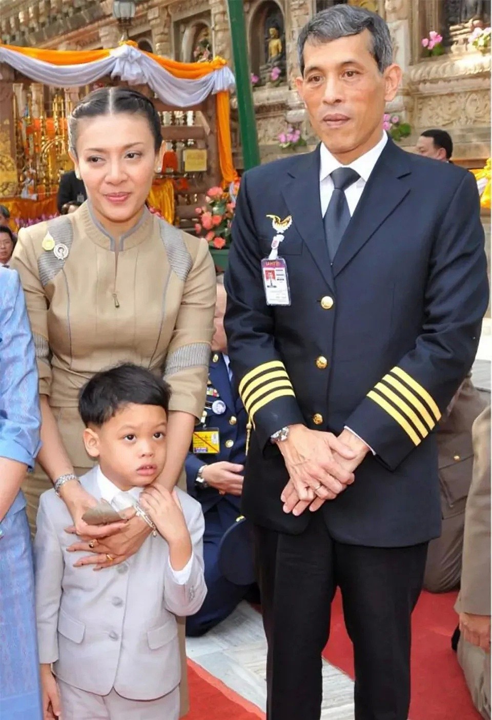 泰国王携20“妃”赴海外逃疫，后宫狗血远不止空姐、护士争宠内斗（组图） - 28
