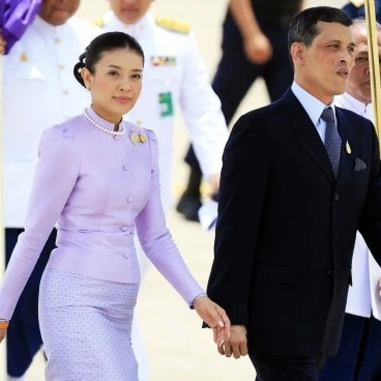 泰国王携20“妃”赴海外逃疫，后宫狗血远不止空姐、护士争宠内斗（组图） - 29