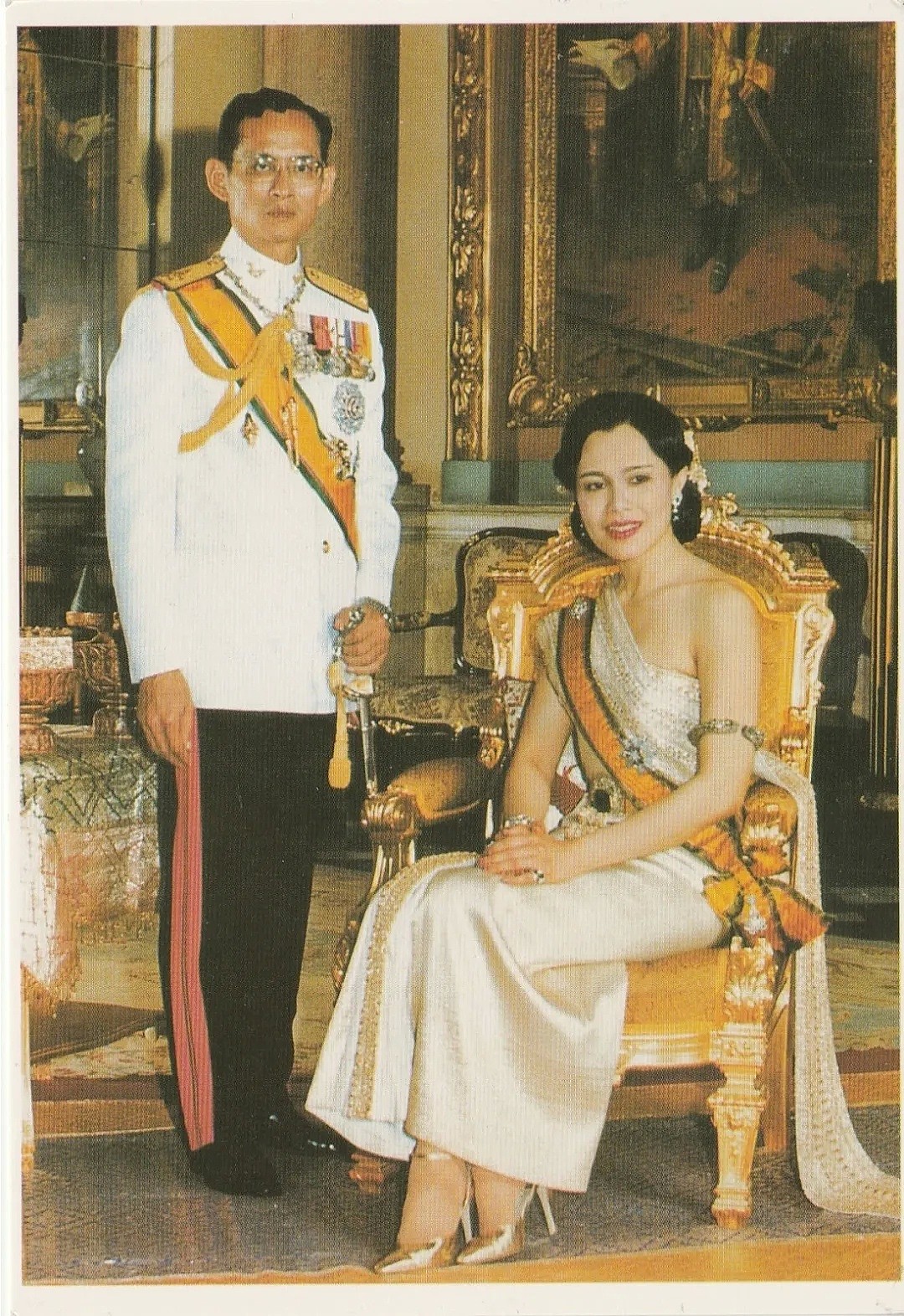 泰国王携20“妃”赴海外逃疫，后宫狗血远不止空姐、护士争宠内斗（组图） - 32