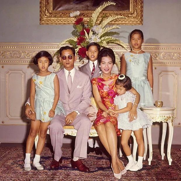 泰国王携20“妃”赴海外逃疫，后宫狗血远不止空姐、护士争宠内斗（组图） - 33