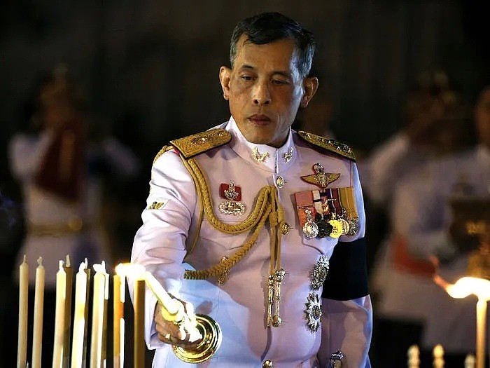 泰国王携20“妃”赴海外逃疫，后宫狗血远不止空姐、护士争宠内斗（组图） - 38