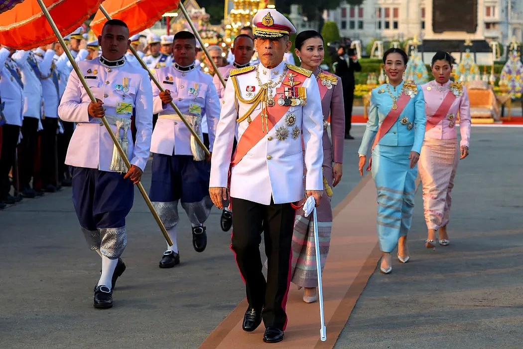 泰国王携20“妃”赴海外逃疫，后宫狗血远不止空姐、护士争宠内斗（组图） - 40