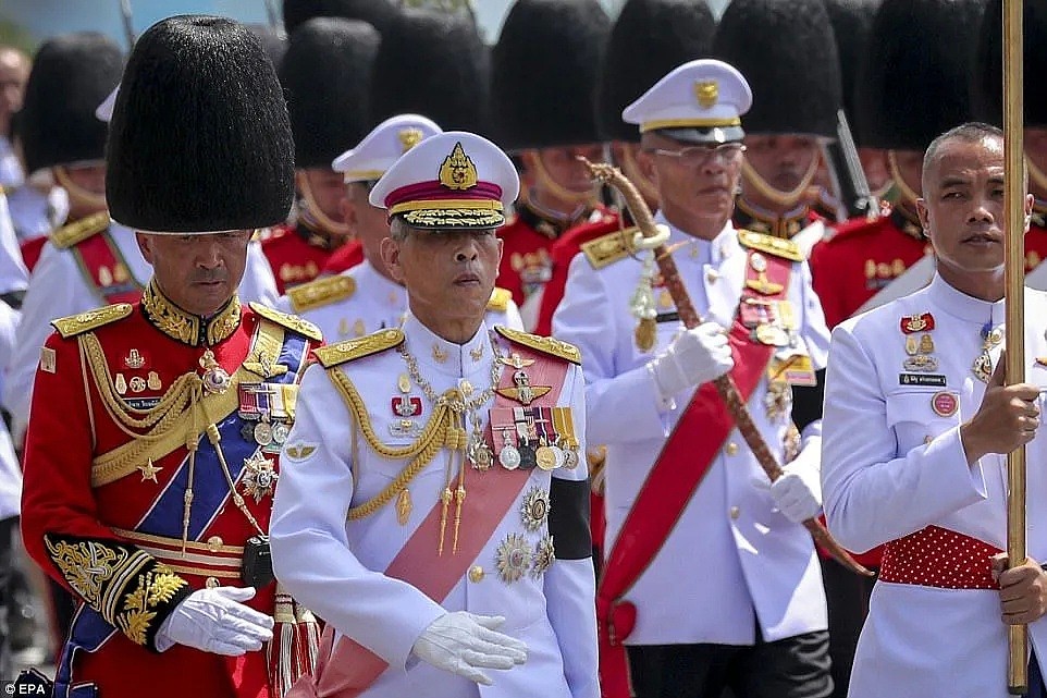 泰国王携20“妃”赴海外逃疫，后宫狗血远不止空姐、护士争宠内斗（组图） - 41