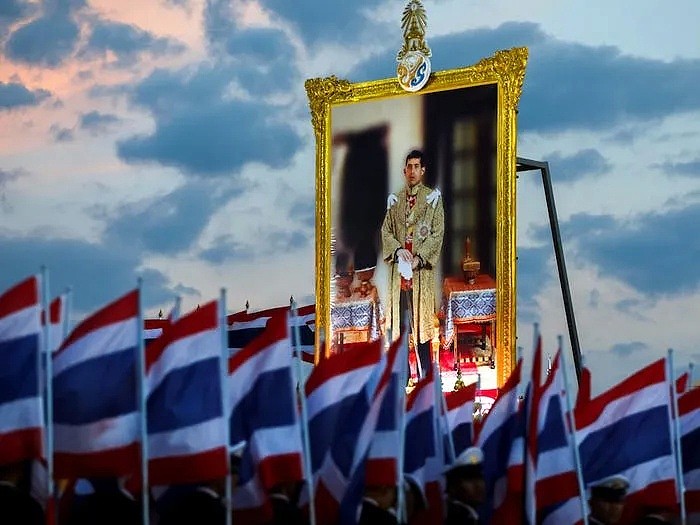 泰国王携20“妃”赴海外逃疫，后宫狗血远不止空姐、护士争宠内斗（组图） - 42