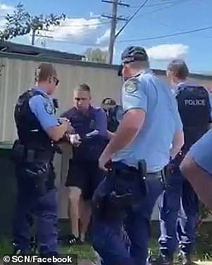 “愿警方都感染” 悉尼4人同车吃披萨被罚，不满警方执法起争执（视频） - 2