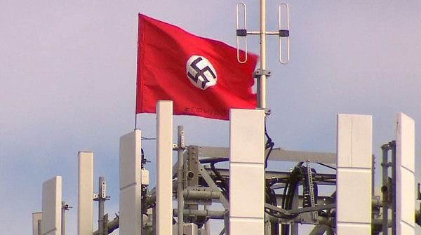 维州重镇Telstra塔惊现中国国旗与纳粹旗，写有“COVID-19”字样（组图） - 3