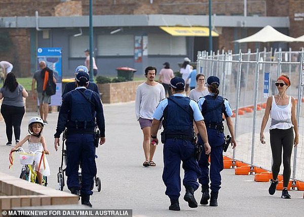 1000刀罚款也挡不住冲浪热情！澳人无视警告，“花样翻墙”进海滩，关闭标志成摆设（组图） - 8