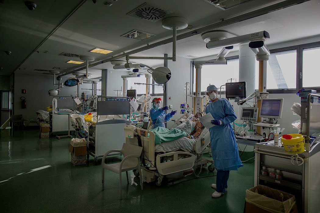 上个月，意大利贝加莫若望二十三世医院重症监护病房中的新冠肺炎重症患者。