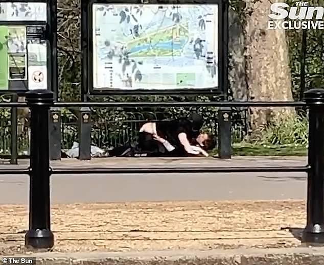 英国夫妇公园跑道亲密合体,不顾路人侧目躺在地上翻滚十五分钟