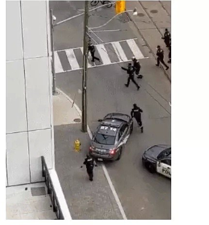 男子市中心挥舞大刀，十多名警察围捕 犹如好莱坞大片 警车辗压 一拥而上（组图） - 2