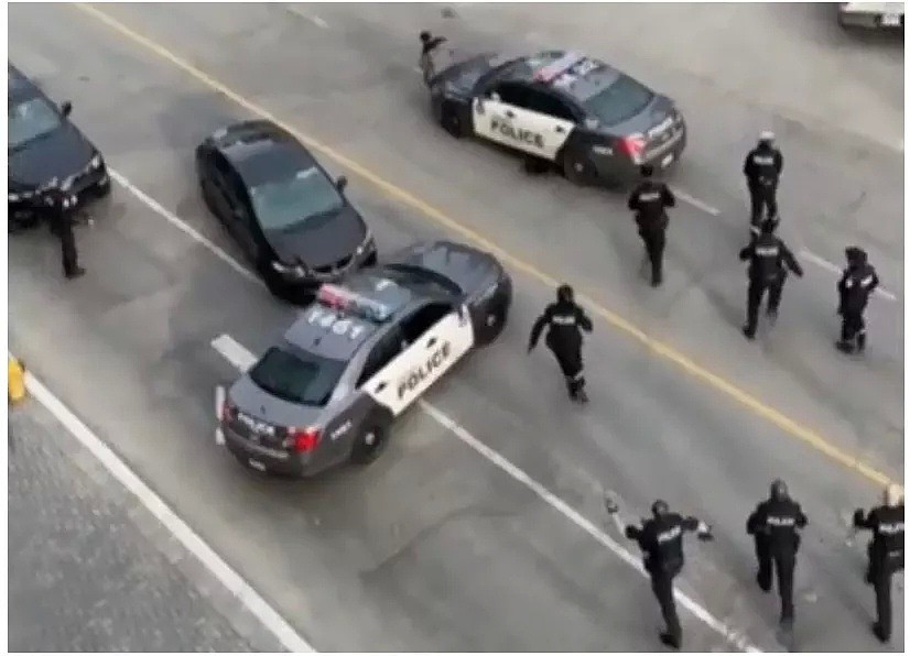 男子市中心挥舞大刀，十多名警察围捕 犹如好莱坞大片 警车辗压 一拥而上（组图） - 5