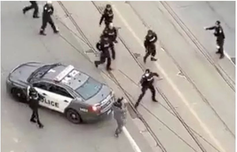 男子市中心挥舞大刀，十多名警察围捕 犹如好莱坞大片 警车辗压 一拥而上（组图） - 9