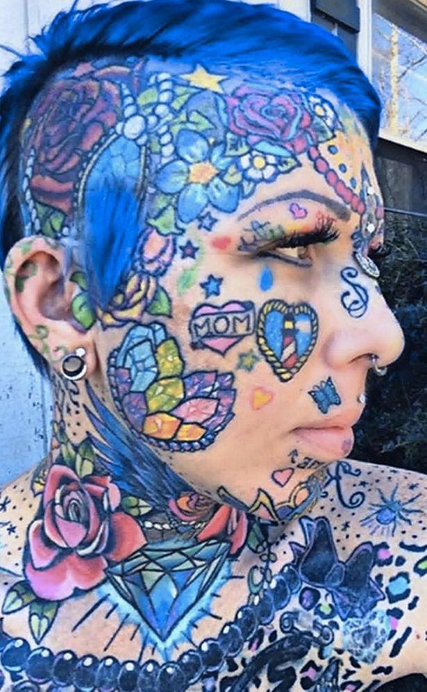美国44岁女子从头部到身上遍布数百个纹身，私处也不放过