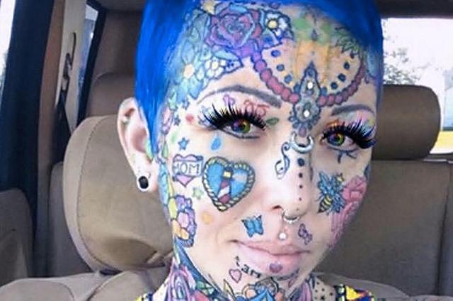 美国44岁女子从头部到身上遍布数百个纹身，私处也不放过