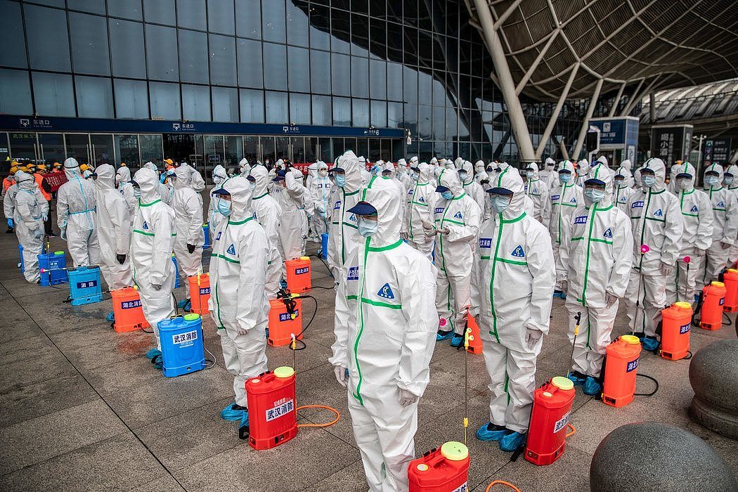3月，手持消毒器的工作人员准备对武汉火车站进行消毒。湖北武汉是今年1月新型冠状病毒疫情暴发的中心。