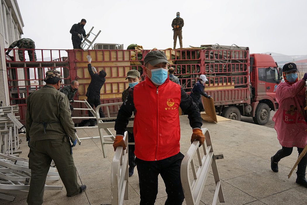 官方报纸《中国日报》发布的照片显示，工作人员正在绥芬河为方舱医院组建病床。