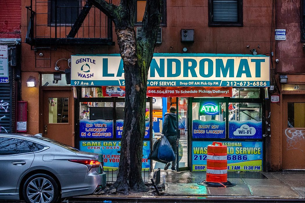 曼哈顿东村的自助洗衣店是该社区周一开放的少数几家商店之一。