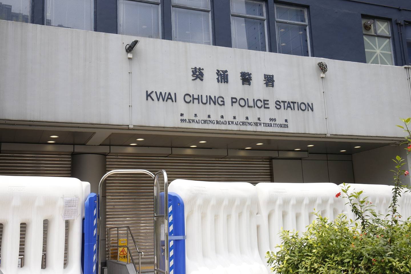 警方在葵涌警署对开拘捕一名大专男学生，在其身上检获2枚汽油弹，怀疑有人企图向在葵涌警署发动袭击。 （陈蕾蕾摄）