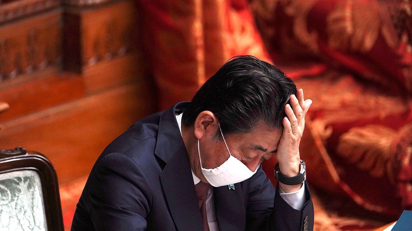 4月3日日本首相安倍晋三戴着口罩出席在东京举行的议会上院全体会议。（AP）