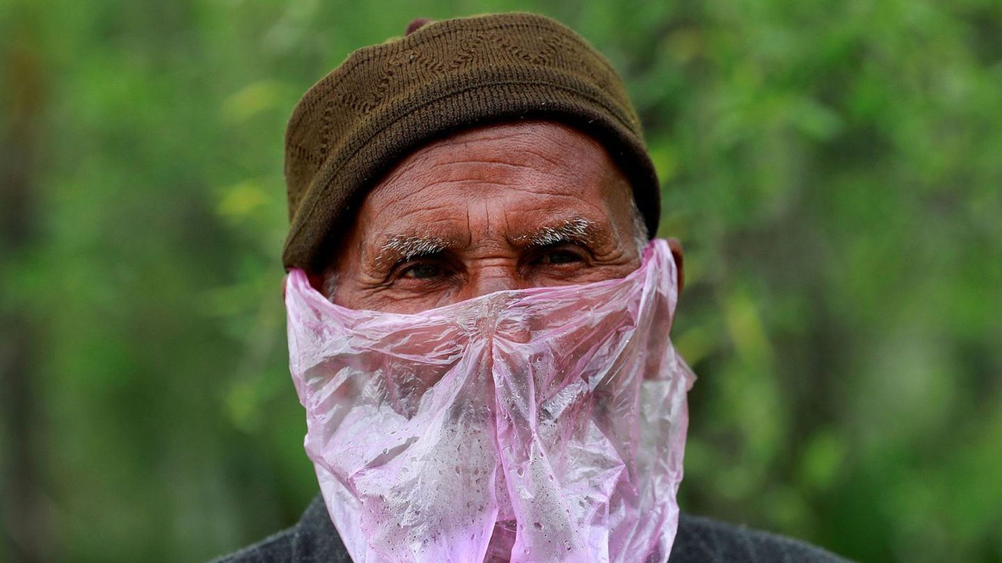 口罩等医疗物资供不应求，一些国家的民众只能用塑料袋遮掩口鼻。（路透社）