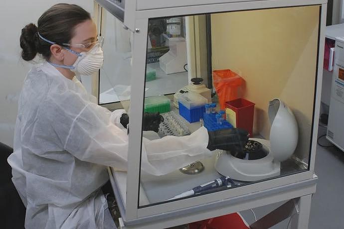 USAMRIID工作人员开展生物实验。 图片来源：globalbiodefence网站