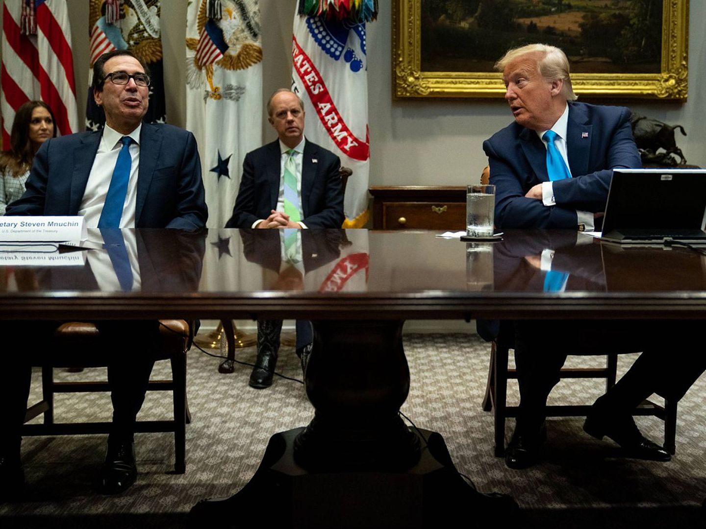 4月7日，美国总统特朗普在白宫听取了财政部长努钦（左）在与银行的电话会议上关于帮助小企业应对新冠肺炎大流行的讲话。（AP）
