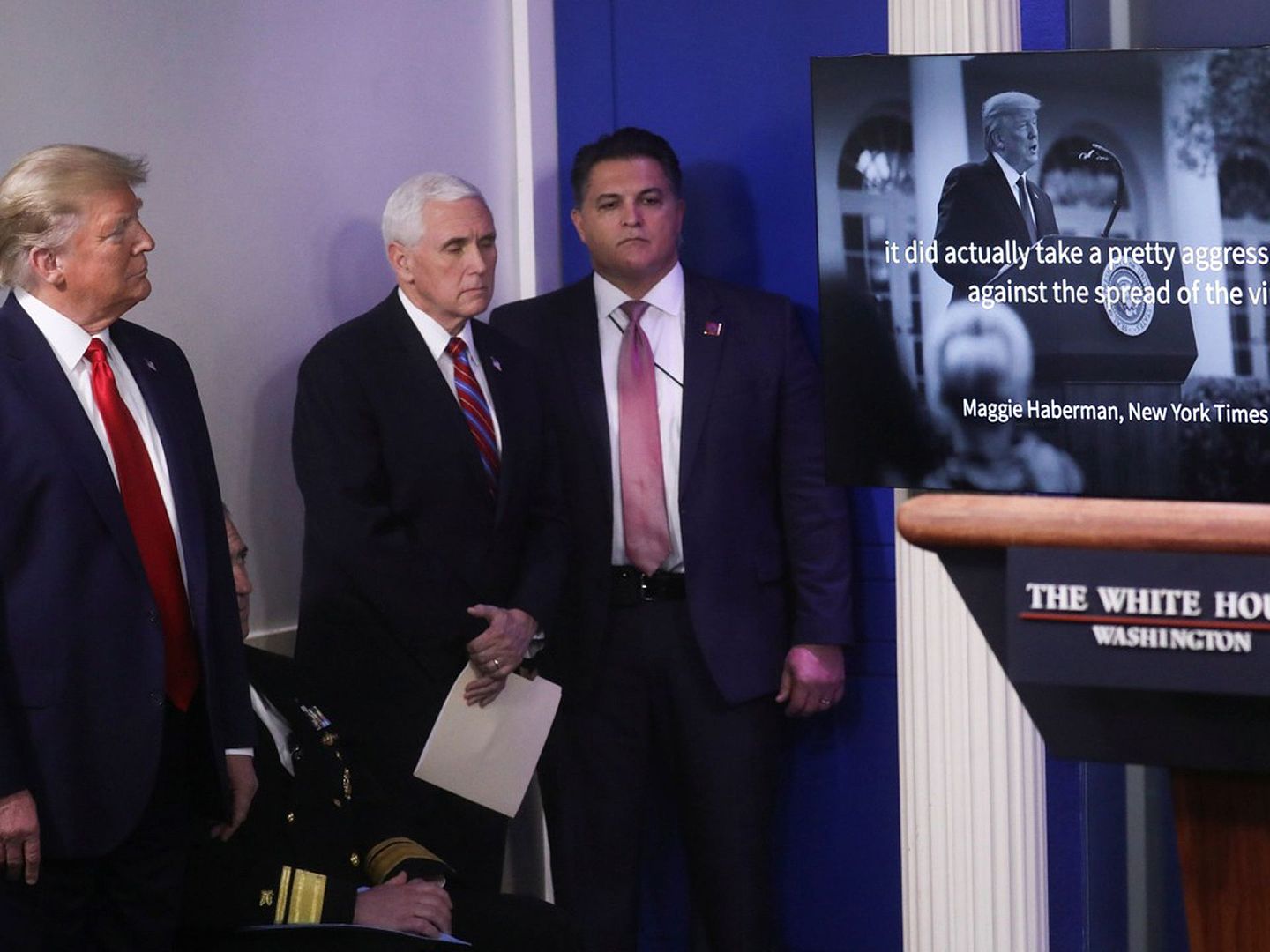 2020年4月13日，美国总统特朗普在白宫观看“总统疫情防控”的媒体演示。（Reuters）