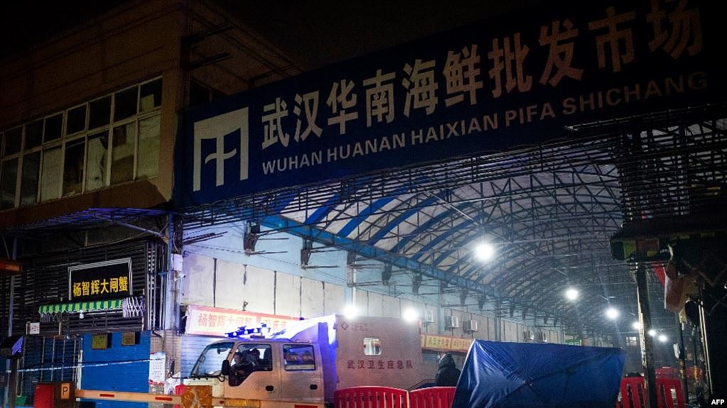 中国湖北省武汉市卫生应急队的消毒车辆驶离已被关闭的武汉华南海鲜批发市场。这里一度被认为是新冠病毒的发源地。（2020年1月11日）