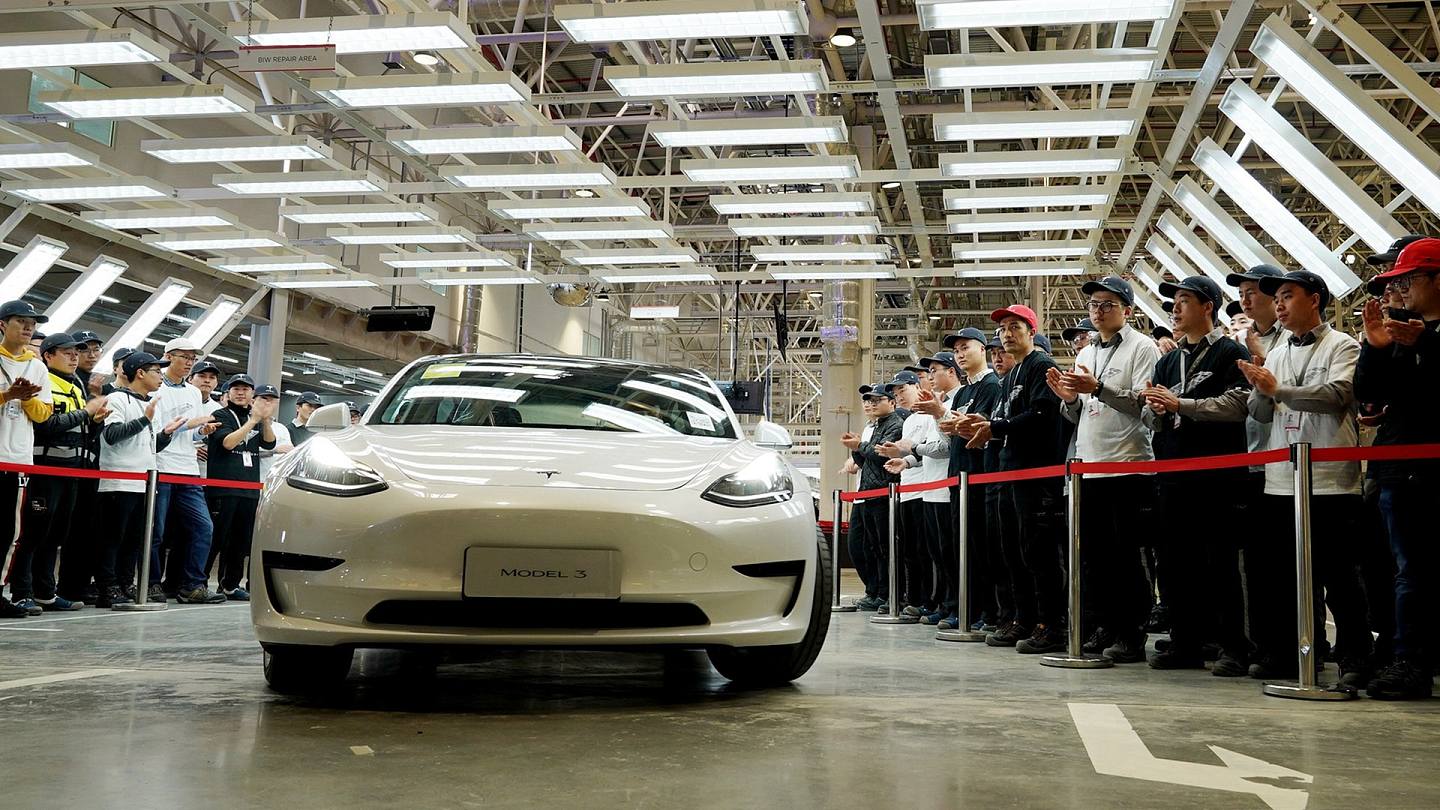 2020年，12月30日，上海特斯拉超级工厂首批汽车交付。图为一辆特斯拉Model 3汽车驶入交付仪式现场。（新华社）