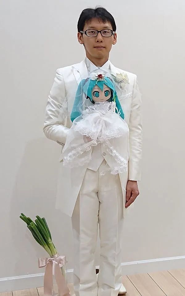 2年前花200w和初音结婚的日本死宅，他老婆到期了...（组图） - 25