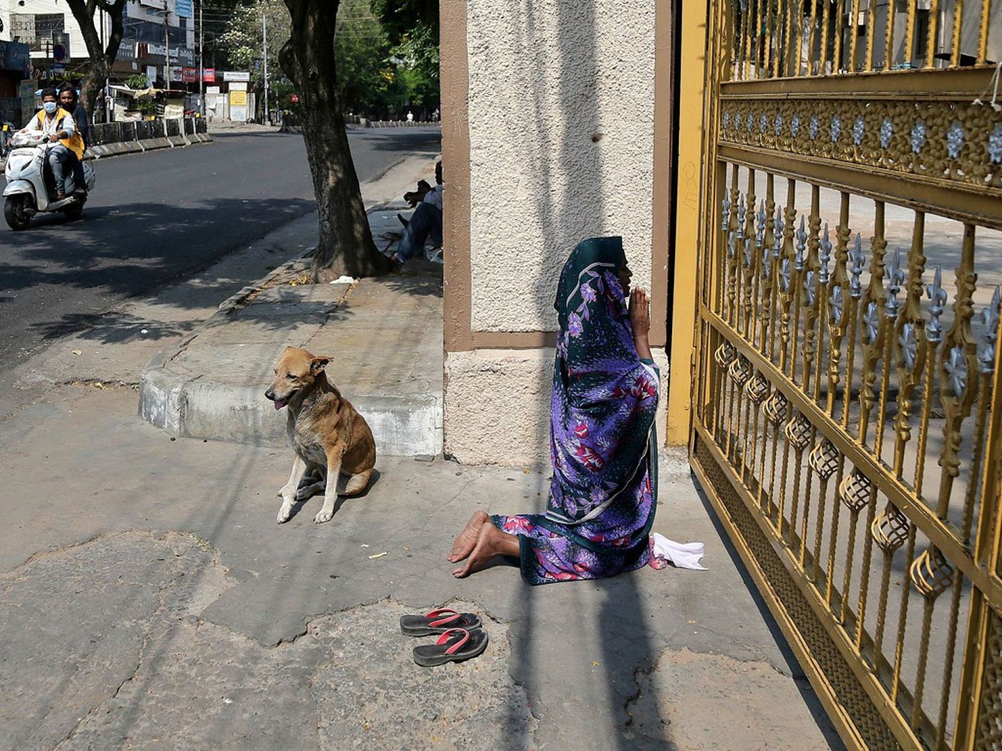 在4月12日，一名海得拉巴的印度基督徒妇人在教堂前祈祷，很多路人一样，她没有口罩可用。（美联社）