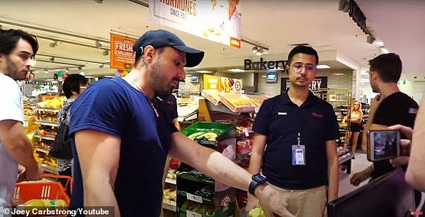 Chatswood Coles惊现大批黑衣人！指责顾客购买肉蛋奶，“你们是在虐待动物”（视频/组图） - 2