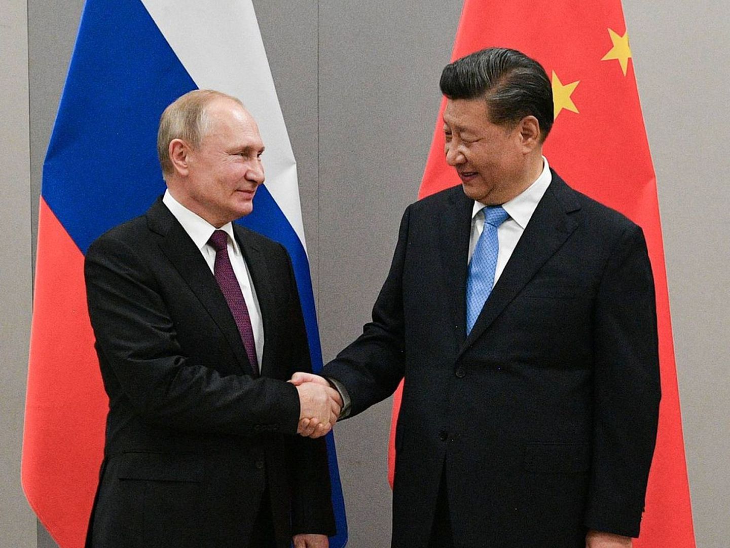 俄罗斯总统普京4月16日在同中国国家主席习近平通话时，驳斥了那些指责中国未及时披露信息的声音。（Reuters）