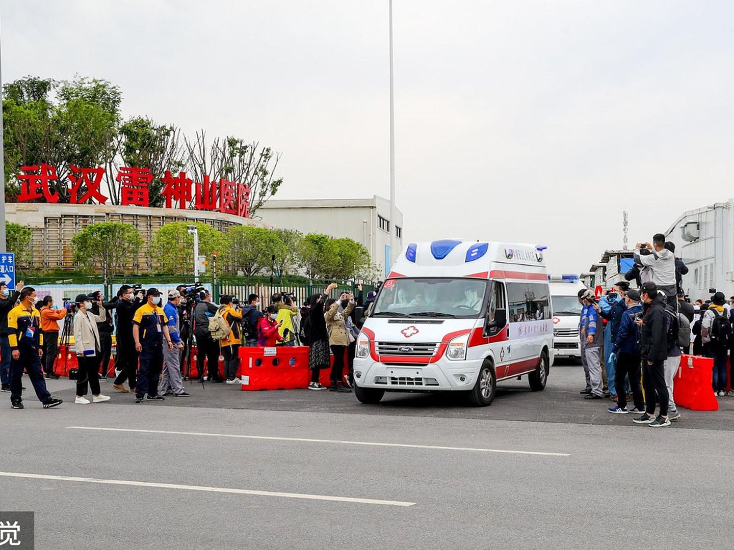 4月14日，武汉雷神山医院最后一批病患转院至武汉大学中南医院继续接受后续治疗。武汉雷神山医院患者当日正式“清零”，医院结束两个多月的运行，于4月15日正式关闭。（VCG）