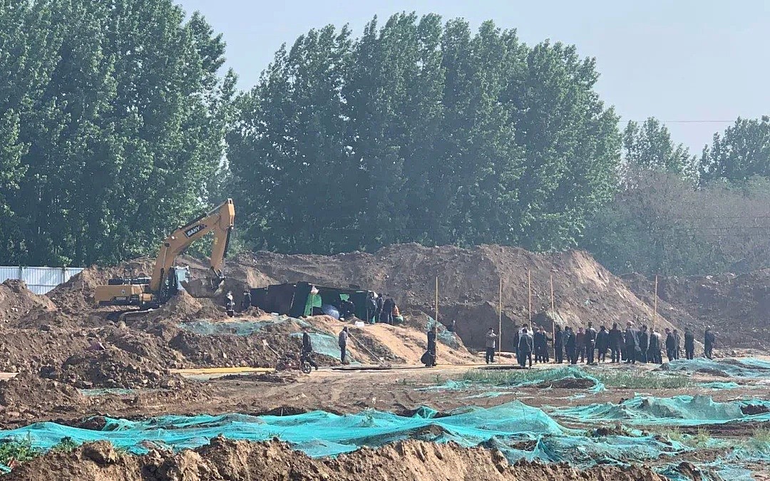 中国一小区发现4名儿童尸体，遗体发现处系2米深坑，村民：其中3个孩子来自同一个家庭（视频/组图） - 1