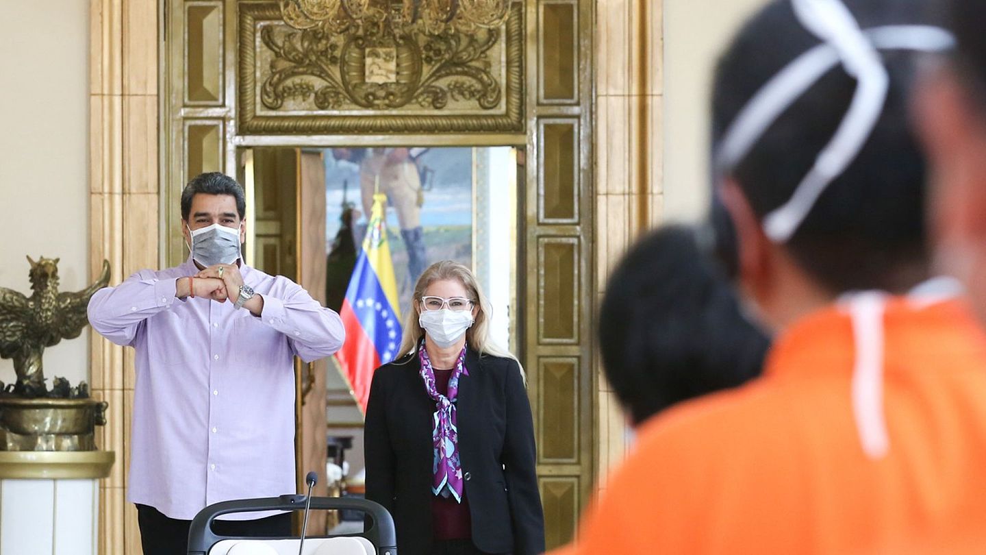 4月8日，委内瑞拉总统马杜罗（后左）向中国抗疫医疗专家组抱拳致意。（新华社）