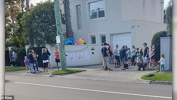 一张照片让无数澳人怒愤，“当疫情结束了？”警方火速赶往现场（组图） - 1